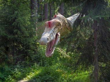 Saint-Petersburg, Rusya - 06 Ağustos 2023: Spinosaurus yırtıcı dinozoru aniden ormanın karanlık çalılıklarından ortaya çıktı. Animasyon heykeli dinozor. 
