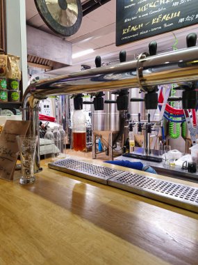 Saint-Petersburg, Rusya - 24 Eylül 2023: Bira fabrikası, hazır durumda, plastik bir şişeye dökülüyor. Dikey görünüm.