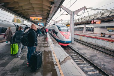 Moskova, Rusya - Ekim 08, 2023: Moskova 'daki Leningradsky tren istasyonu, yüksek hızlı Sapsan trenleri olan bir platform, insanlar platforma bir trenin gelmesini bekliyor.