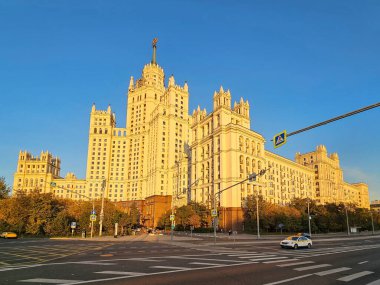Moskova, Rusya - 27 Eylül 2023: Kotelnicheskaya seti üzerinde Stalin yüksek binası. Burası Moskova 'nın tarihi şehir merkezi. Gökdelendeki altın gün batımı ışığı. Şehirde güzel bir akşam.
