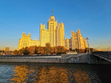Moskova, Rusya - 27 Eylül 2023: Kotelnicheskaya seti üzerinde Stalin yüksek binası. Burası Moskova 'nın tarihi şehir merkezi. Gökdelendeki altın gün batımı ışığı. Şehirde güzel bir akşam.
