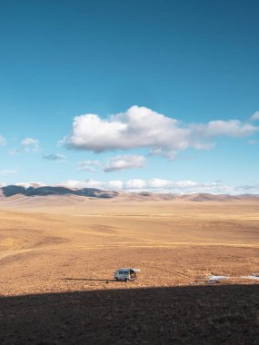 Eski minibüs dağ bozkırına park edilmiş, uçsuz bucaksız bir yolculuk.. 