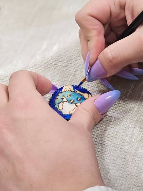 Tahta bir oyuncağa epoksi reçine dökme sanatı. Stil reçine sanatında bir tablo yaratma teknolojisi stüdyoda epoksi ile çalışıyor, resimle ahşap bir duruş sergiliyor. Kapat..