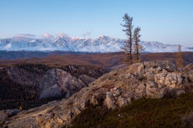 Sonbahar dağları siste gün doğumunda. Altai Rusya 'da altın sonbahar, Altai Dağı, Altai Cumhuriyeti, Kurai bozkırı, vadi. Güzel sonbahar manzarası. dağ manzarası, dağ manzarası. 