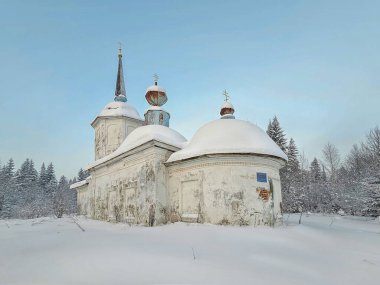 Eski ortodoks kilisesi. Aziz Cherdyn Kilisesi. Rusya 'da dondurucu bir kış sabahı. 