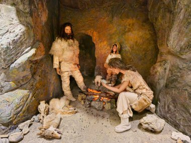 Gorno-Altaysk, Rusya - Ekim, 07, 2023: Ulusal Müze A.V. Anokhin. İlkel insanın mağarasının yeniden inşası. Mağaradaki tarih öncesi insanların heykelleri..
