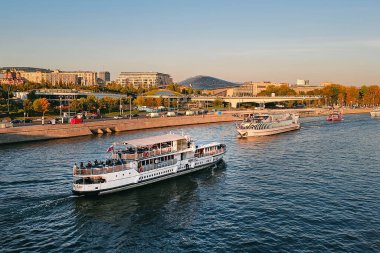 Rusya, Moskova, 27 Eylül 2023. Nehirdeki beyaz turist gemisi. Moskova 'nın güzel manzarası. Güneşli bir günde Rusya 'daki Moskova nehrinin manzarası.