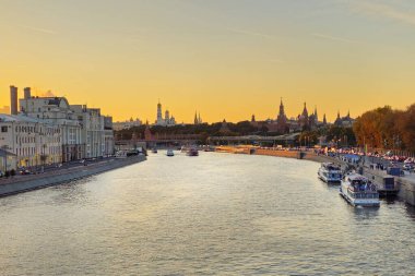 Rusya, Moskova, 27 Eylül 2023. Moskova şehir merkezindeki Moskova nehrinden yolcu gemisi kalkıyor. Yürümek için popüler bir yer. Moskova nehrinde seyrüsefer. Güzel bir şehir manzarası.