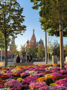 Rusya, Moskova, 27 Eylül 2023. Moskova 'nın manzarası. Moskova Kremlin 'in Zaryadye Parkı' ndaki şehir tasarımı. Yazın Moskova şehir merkezinin manzarası. Zaryadye Parkı, Rus başkentinin turistik merkezi.