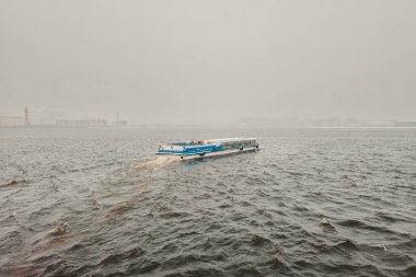 Baharda Neva nehrinde bir tekne gezintisi. St. Petersburg 'da. - Rusya. Nehirde ilkbahar seyrüsefer çok kötü havalarda, St. Petersburg 'da turizm sezonu başlıyor..