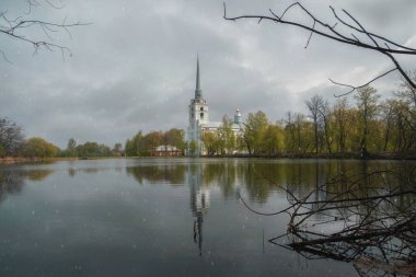 Bahar manzarası, göl kenarındaki kilise. Yaroslavl 'daki Petropavlovsk parkında, arka planda Peter ve Paul' un kilisesi..
