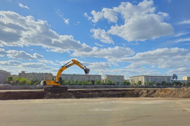Moskova, Rusya - Mayıs 04, 2024: Şehir şantiyesinde JSB kazıcısı. Yatay çekim, yol onarımı, güç küreği, kazıcı, inşaat aracı