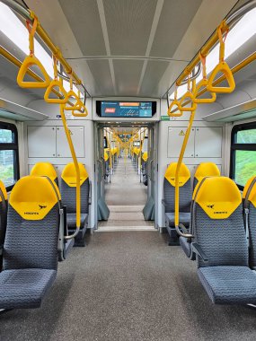 Rusya, Moskova, Mayıs 07: 2024: Yeni Ivolga elektrikli trenler şehirler arası ve banliyö yolcu taşımacılığı için tasarlandı. Dikey görünüm.