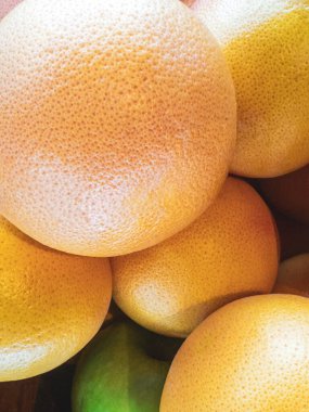 Greyfurt, narenciye dikey arkaplan ve metin için kopyalama alanı. Bir süpermarkette mallar.