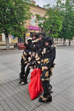 Gatchina, Rusya-Haziran, 08-2024: Şair Alexander Puşkin 'in yıldönümü için küçük bir kasaba olan Gatchina Animasyon Karnavalı' nda. Üç şeytan poz veriyor..
