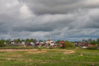 Rusya 'nın Suzdal kasabasında güneşli bir manzara. Suzdal en eski Rus kasabalarından biridir ve önemli bir turistik merkezdir..