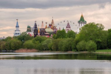 Izmailovo Kremlin. Moskova 'daki Spring Park. Izmailovo 'daki Kremlin eşsiz bir kültür ve eğlence merkezidir.. 