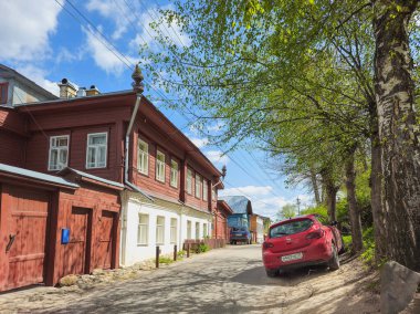 Ples, Rusya, 10 Mayıs 2024: Rusya 'nın çok güzel küçük bir şehri ve her yıl turistler tarafından ziyaret ediliyor. Park etmiş bir arabası olan eski bir kırsal dar sokak..