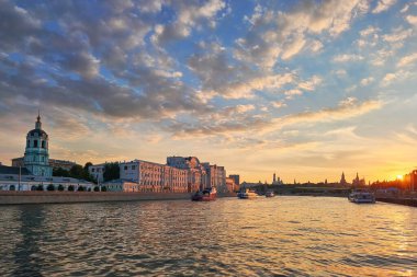 Güzel bir şehir manzarası. Nehirde yön bulma. Moskova nehrinin üzerinde fantastik, yakıcı gün batımı.