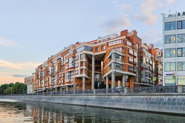 Moskova, Rusya - 11 Temmuz 2024: nehir kıyısındaki lüks konut binası. Moskova 'da seçkin konutlar.