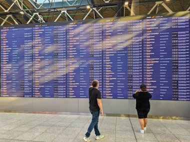 Moskova, Rusya - 14 Temmuz 2024: Moskova Sheremetyevo Havaalanı 'ndaki zaman çizelgesi. İçeriden bina, kalkış ve varış geçidi, uçağın giriş kapısı..