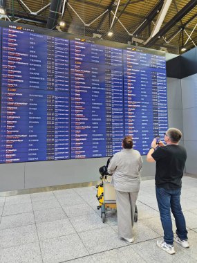 Moskova, Rusya - 14 Temmuz 2024: Moskova Sheremetyevo Havaalanı 'ndaki zaman çizelgesi. İçeriden bina, kalkış ve varış geçidi, uçağın giriş kapısı. Dikey görünüm.