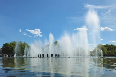 Halk parkındaki çeşme. Gorky Parkı. Moskova. Şehir parkındaki çeşmelerin yanında tatil. Şehir yazı.