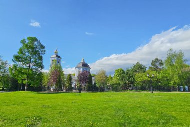 Tsaritsyno şehrinin yeşil parkı, yemyeşil çimenler. Tsaritsyn 'de Tanrı' nın Annesi 'nin ikonu 