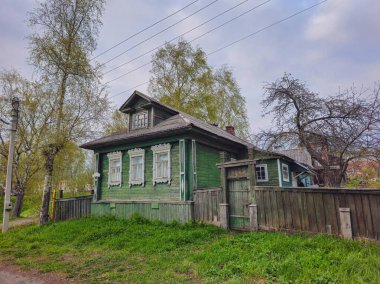 Volga nehri kıyısında asma katlı eski yeşil ahşap bir ev. Tutaev kasabası, Yaroslavl bölgesi, Rusya.