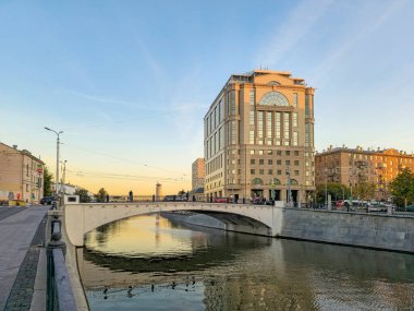 Rusya, Moskova, 27 Eylül 2023: Ovchinnikovskaya seti üzerindeki iş merkezi, Moskova 'daki Central City Tower. Moskova sokaklarının güzel gün batımı manzarası. Şehir manzarası gün batımı. 