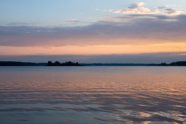 Deniz kenarında gün batımı. Rusya 'daki Volga nehrinin üzerinde gün batımı manzarası. Yaz zamanı..