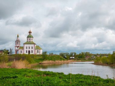 Nehrin yakınındaki Suzdal kilisesinde. Eski mimari, dönüm noktası, anıt. Manzaralar ve kartpostallar. Altın yüzük manzaralı. Aziz Elijah Ortodoks Kilisesi Suzdal, Rusya.