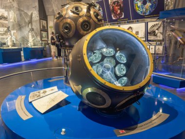 Moskova, Rusya - 10 Ağustos 2024 Moskova Planetaryumu 'nda sergi. Büyük Planetaryum cihazının ikinci modeli. Moskova Planetaryumu, Rusya 'da dünyanın en büyük ve en eski gökdelenlerinden biridir..