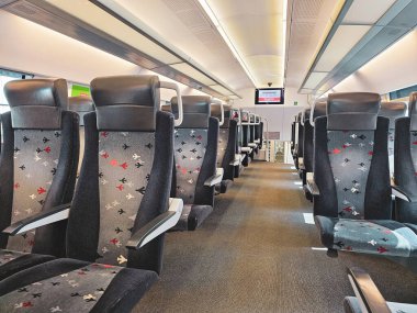 Moskova, Rusya - 11 Temmuz 2024: İnsanlar görmeden şehirler arası ve banliyö içi yolcu taşımacılığı için tasarlanmış yeni trenler. Sheremetyevo Havalimanı 'ndan Moskova' ya giden ekspres tren..