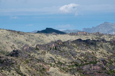Rocky Dağları manzarası. Muhteşem manzaralı dağ manzarası. Büyük çatlamış sivri taşlar güneş ışığında mavi gökyüzünün altında. Keskin taşlar..