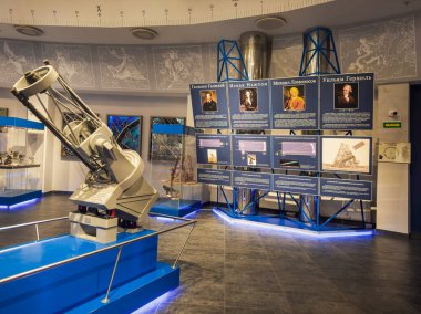 Moskova, Rusya - 10 Ağustos 2024 Moskova Planetaryumu 'nda sergi. Moskova Planetaryumu, Rusya 'da dünyanın en büyük ve en eski gökdelenlerinden biridir..