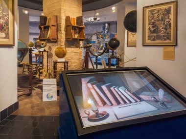 Moskova, Rusya - 10 Ağustos 2024 Moskova Planetaryumu 'nda sergi. Yıldız Atlası 'nın kurulumu. Moskova Planetaryumu, Rusya 'da dünyanın en büyük ve en eski gökdelenlerinden biridir..