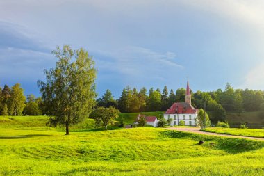 Eski Malta Sarayı ile muhteşem bir yaz manzarası. Güneş, yağmurdan ve yaz çimenlerinden sonra. Gatchina.