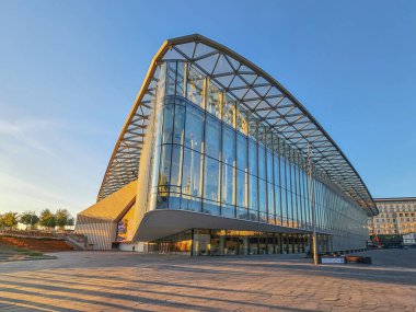 Rusya, Moskova, 27 Eylül 2023. Konser salonu, Moskova manzarası. Zaryadye Parkı, Rus başkentinin turistik merkezi. Kentsel peyzaj ve modern tasarım.