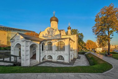 Gün batımında Anna 'nın Gebeliği Kilisesi. Ortodoks sermaye manzarası. Moskova sokaklarının güzel gün batımı manzarası. Şehir manzarası gün batımı. Panoramik görünüm.