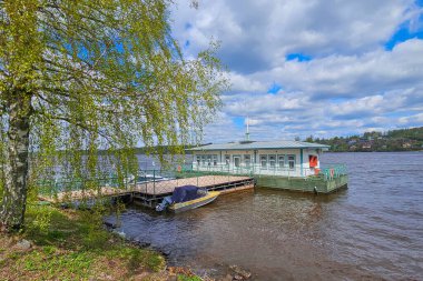 Volga Nehri 'nde küçük bir marina. Fırtınalı bir gün. Güzel Plyos 'ta bahar mevsimi. Rüzgarlı Volga Nehri 'ndeki eski ahşap iskele. Panoramik görünüm.