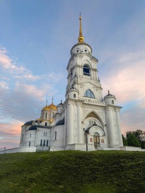 Vladimir Varsayım Katedrali. Orijinal beyaz taş katedral 1158-1160 yıllarında inşa edildi. Rusya 'nın Altın Yüzüğü. Akşam dikey görünümü.