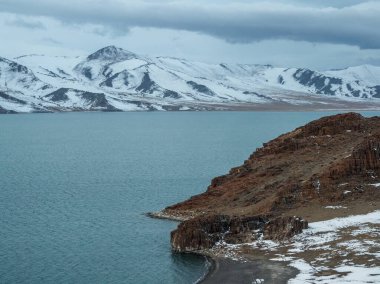 Tolbo-Nuur kuzey Moğolistan 'da dağlar ve kayalarla çevrili. Moğol doğal manzaraları.