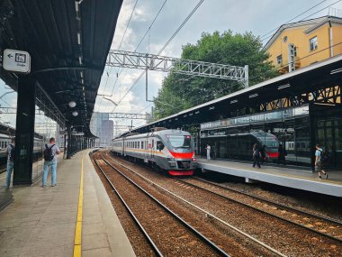 Moskova, Rusya - 14 Temmuz 2024: Moskova Merkez Çapı istasyonunda tren. Tren peronundaki gerçek insanlar. Şehir taşıma altyapısı. Moskova 'daki Belorussky tren istasyonu.