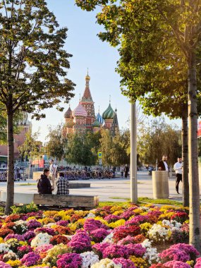 Rusya, Moskova, 27 Eylül 2023. Moskova 'nın manzarası. Moskova Kremlin 'in Zaryadye Parkı' ndaki şehir tasarımı. Yazın Moskova şehir merkezinin manzarası. Zaryadye Parkı, Rus başkentinin turistik merkezi.