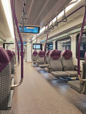 Rusya, Moskova, Mayıs 07: 2024: Yeni Ivolga elektrikli trenler şehirler arası ve banliyö yolcu taşımacılığı için tasarlandı. Dikey görünüm.