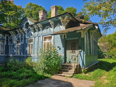 Geleneksel Rus ağaç evi, köydeki sonbahar evi. Eski ahşap bir ev, ocak ısıtıcısı ve güzel oyulmuş mimarlar. Gatchina.