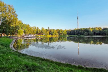 Moskova 'daki güzel Ostankino Parkı, İskeleli sonbahar göleti ve sudaki yansıması. 