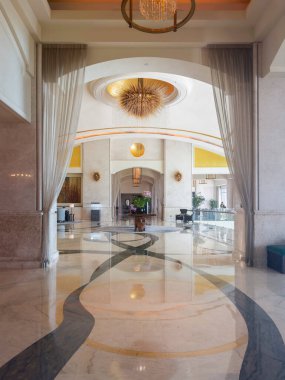 Dubai, BAE - 30 Mayıs 2024: Grand Hyatt Abu Dabi Otel ve Emirlikler İncisinin Lüks İçi. Parlak renkli bilyelerin iç mimarisi. Dikey görünüm. 