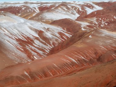Güzel kızıl dağlar, kozmik Mars dağ manzarası. Altai Dağları.